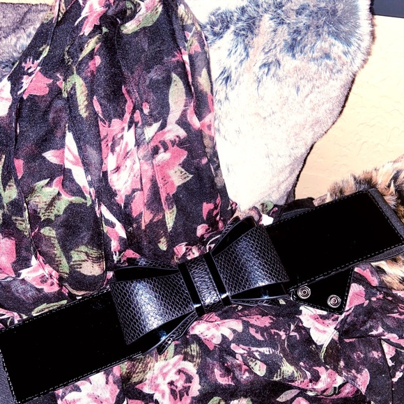 NWT- WHBM PATENT & TEXTURED BOW BELT